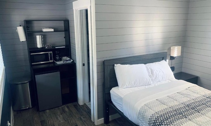 Roscommon Apartment | Modern TeePee Room 15 - Newly Renovated Getaway