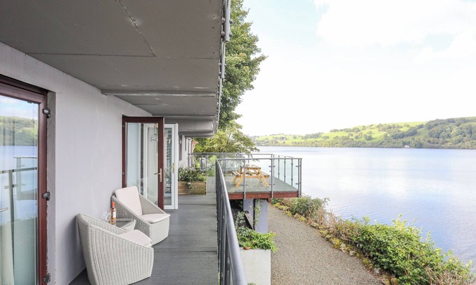 Llanycil Cottage | TEGID LAKESIDE - Romantic Getaway by Bala Lake
