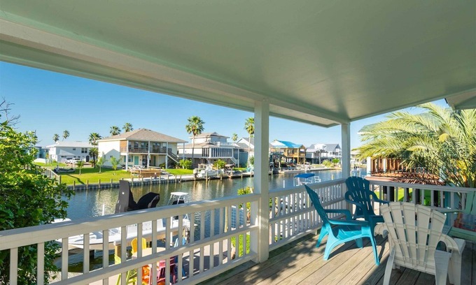 City-by-the Sea House | Tejas Tides: Family-Friendly Retreat with Breakfast Included