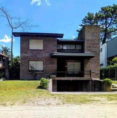 Villa Gesell House | Family-Friendly Tejas Verdes: Pet and Child Friendly Stays
