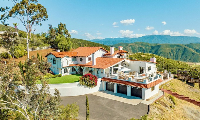 Temecula Villa | Unforgettable Temecula Vineyard View Mansion with Pool & Mini Golf