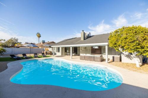 Tempe House | Discover Tempe Vaughn: Family-Friendly with Pool & Breakfast