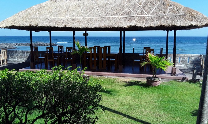 Candi Dasa Hotel | Relax at Temple Cafe & Seaside Cottages with Spa Access