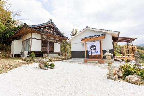 Tsushima House | Temple Hotel Kokushoji 宿坊 国昌寺