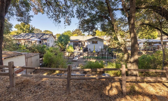 Templeton House | Templeton Creekside Cottage-Two en suites, wine fridge, pets ok!