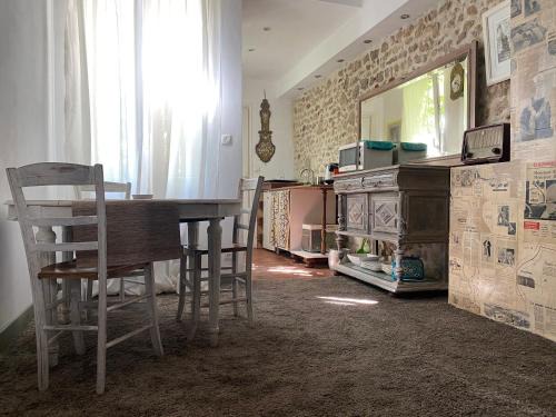 Bourgogne Apartment | Budget-Friendly Stay at Temps de Voyage in Orléans