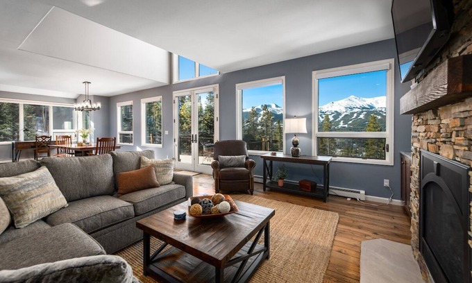 Forest Hills House | Ten Peaks Lookout Home: Breathtaking Views & Relaxing Hot Tub