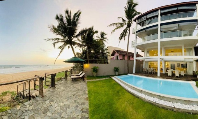 Thiranagama House | Oceanfront Ten30 Hikkaduwa: Rated 10/10 with Pool & Breakfast