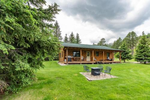 Custer House | Inviting Tenderfoot Creek Cabin - Family-Friendly Getaway