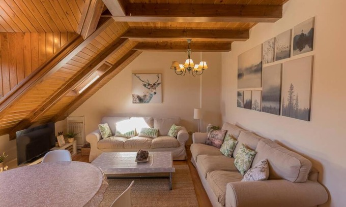 Sallent de Gallego Apartment | Discover Tensina: Cozy Lounge with Private Terrace Awaits