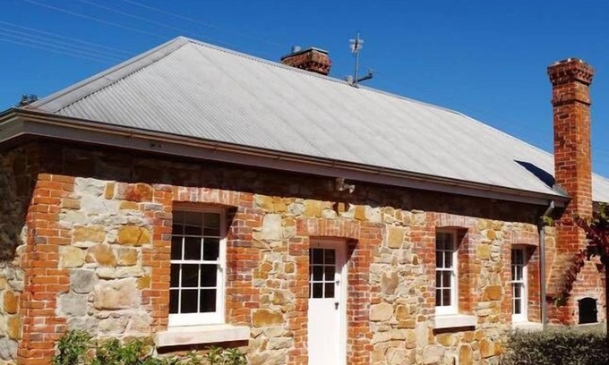 Tenterfield Cottage | Discover Tenterfield's White Rose Cottage - Rated 9.6/10