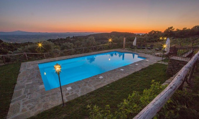 Cortona Villa | Pet-Friendly Retreat at Agriturismo Henni - 4-Star Haven