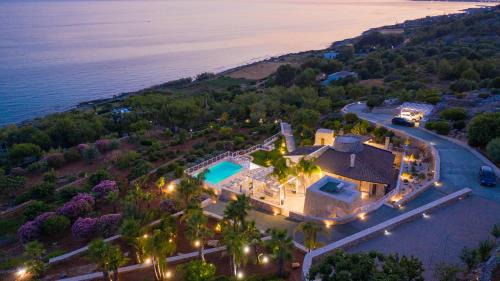 Patu Villa | Unforgettable Tenuta Scialandre 10: Oceanfront Bliss