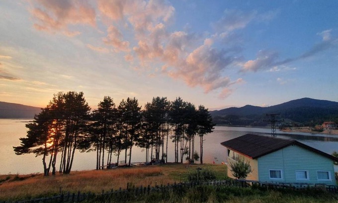Dospat House | Affordable Retreat at Teo's Guest House with Pool & Kitchen