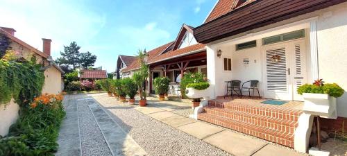 Gyula Apartment | Exceptional Teodor Apartman: Family-Friendly Comfort Awaits