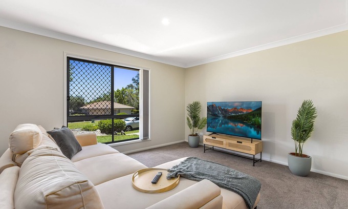 Eight Mile Plains House | Terbium Sanctuary: Centrally located to shopping, good food and parks