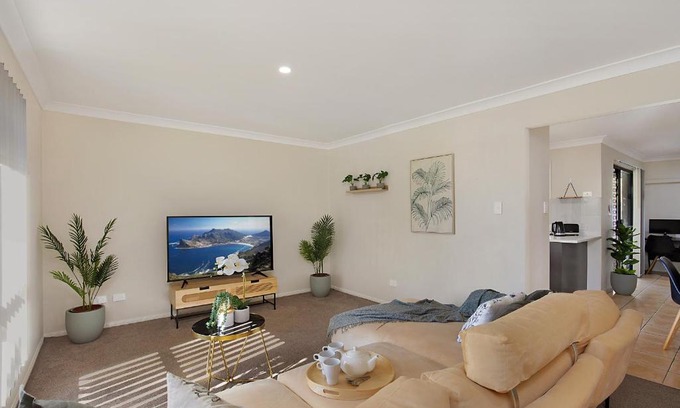 Eight Mile Plains House | Inviting Terbium Sanctuary: Family-Friendly 4-Star Retreat