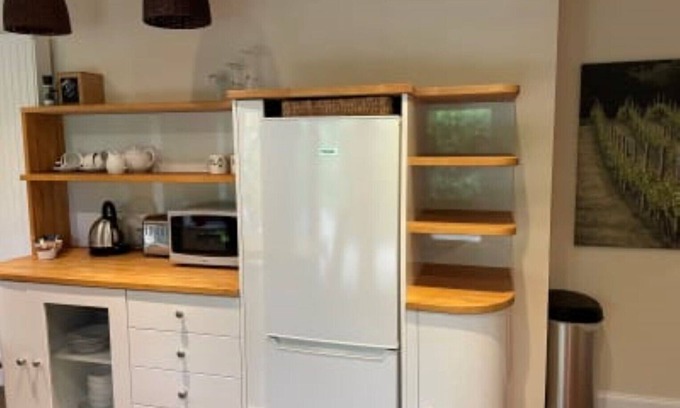 Hawkinge Cottage | Cozy Terlingham Vineyard Retreat for Two with Great Amenities
