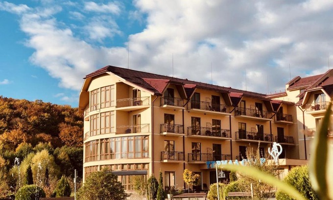 Nyzhnje Solotvyno Resort | Relax at Termal Star Complex with Hot Tub & Family-Friendly Amenities