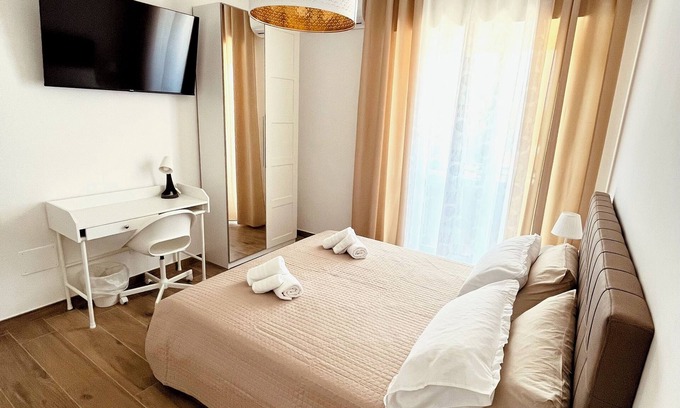 Termoli House | Convenient Termoli Station 3: Parking & Private Balcony Rooms