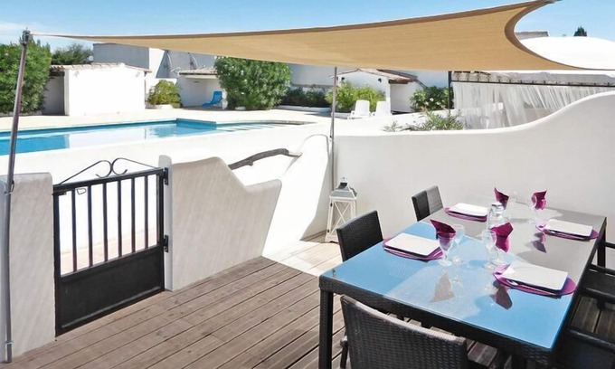 Saintes-Maries-de-la-Mer House | Inviting Holiday Home with Shared Pool and Breakfast Included