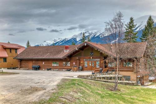 Valemount Resort | Pet-Friendly Terracana Ranch Resort: Relax by the Pool