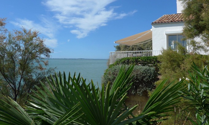 Meschers-sur-Gironde Apartment | Oceanfront Terrace Room with Pool and Kitchen Amenities