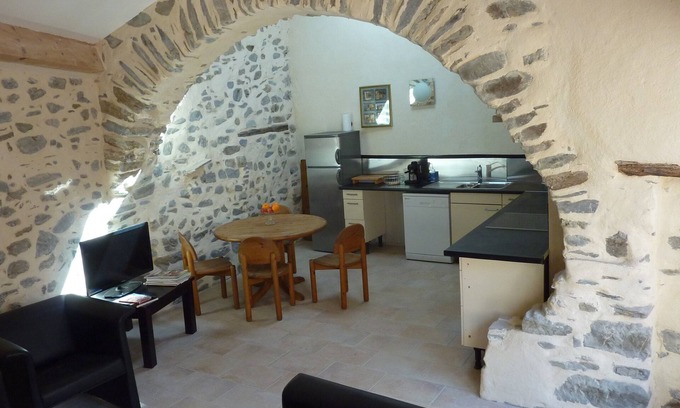 Berlou House | Enjoy a Garden Retreat with Kitchen & Free WLAN Access