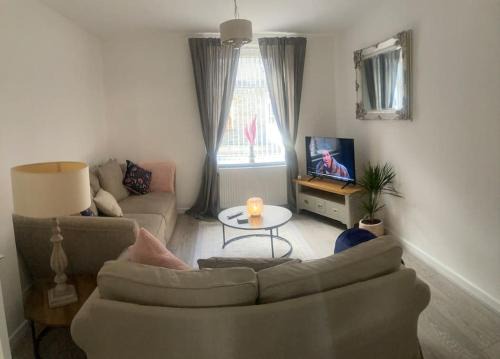Mountain Ash House | Unique Terrace Escape: Pet & Child Friendly Getaway!