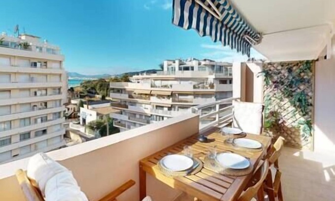 Cannes Old Town Apartment | Seaside Retreat: Pool, A/C & Kitchen Near the Beach