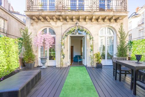 Nantes Centre Apartment | Elegant Terrasse Royale in Central Nantes, Guest Rated 8.7