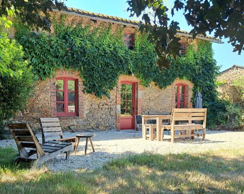 La Flocelliere House | Elegant Terre et Eau Gite with Spa and Pet-Friendly Perks