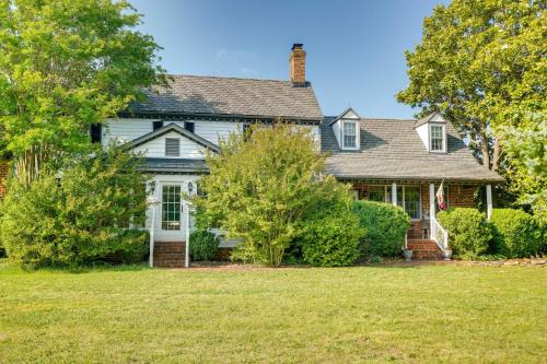 Midlothian House | Idyllic Terre Haute Manor Farmhouse with Scenic Gardens