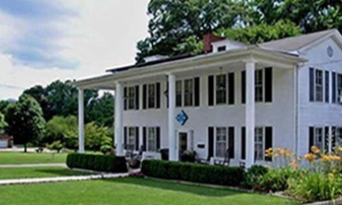 Burnsville Hotel | Highly Rated Terrell House B&B with Delicious Breakfast