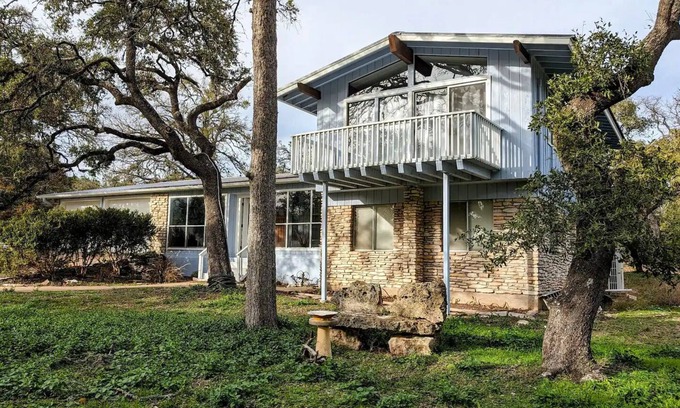 Austin House | Terrific 5-bedroom Hill Country Retreat in Austin