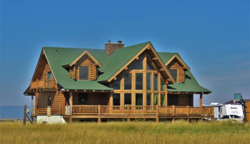 Driggs Hostel | Budget-Friendly Stay at Teton Hostel HideAway with Pool