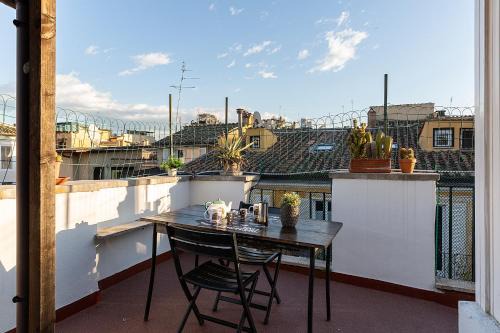 Rione VIII Sant'Eustachio Apartment | Discover Tetti di Piazza Navona: Family-Friendly Haven