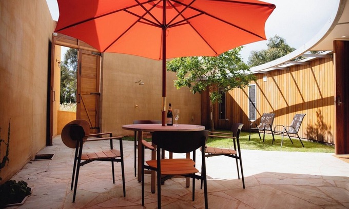 Nungurner House | Discover Teulu House: A Retreat with Lake Views & Spa