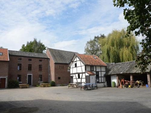 Teuven House | Inviting Farmhouse with Pet-Friendly Amenities in Nature