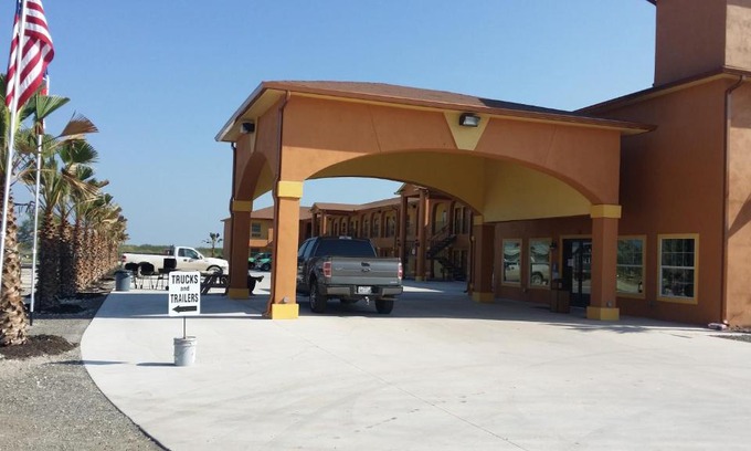Tilden Hotel | Inviting Texan Inn and Suites Tilden with Hot Tub & Breakfast