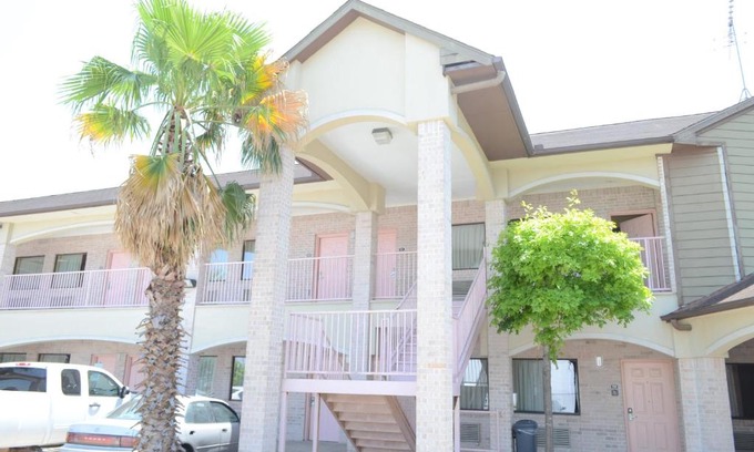 Houston Hotel | Welcoming Texan Inn & Suites: Family-Friendly Comfort