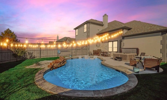 Rowlett House | Relaxing Texan Oasis with Private Pool and Hot Tub