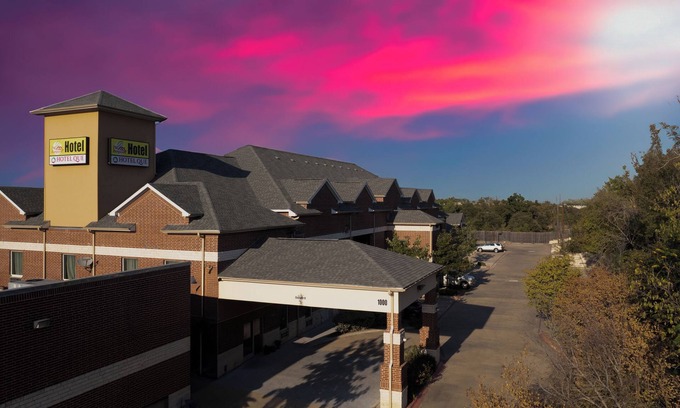 Cedar Park Hotel | Discover The Bungalows Hotel & Event Center with Spa & Dining