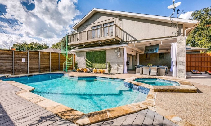 White Rock Hills House | Texas Experience Near Downtown