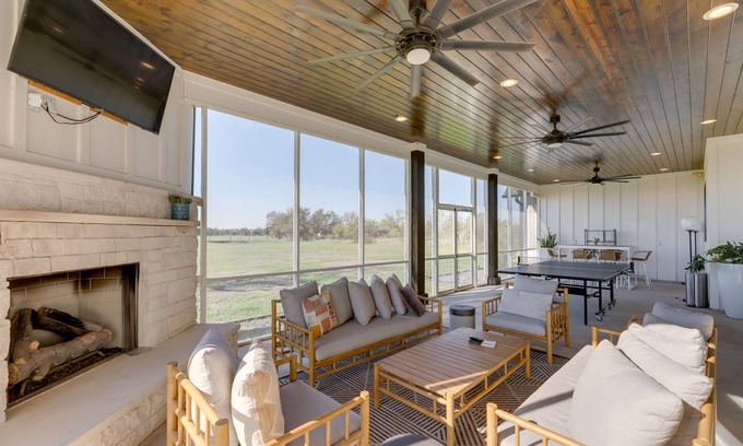 Manor House | Inviting Texas Farmhouse Retreat with Patio & Spa Amenities