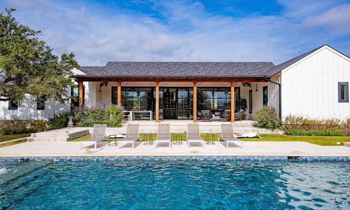 Austin House | Relaxing Escape with Pool & Spa | 28 Guests Welcome