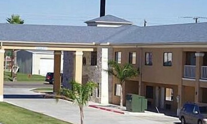 La Joya Hotel | Cozy Texas Inn and Suites: Family-Friendly with Pool & Breakfast