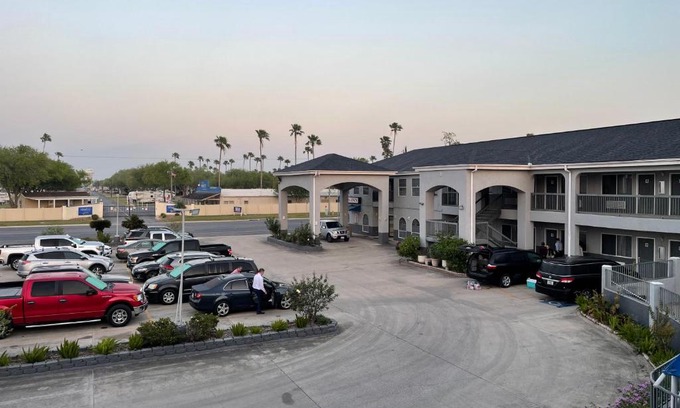La Feria Hotel | Pet-Friendly Texas Inn La Feria with Pool and Family Amenities