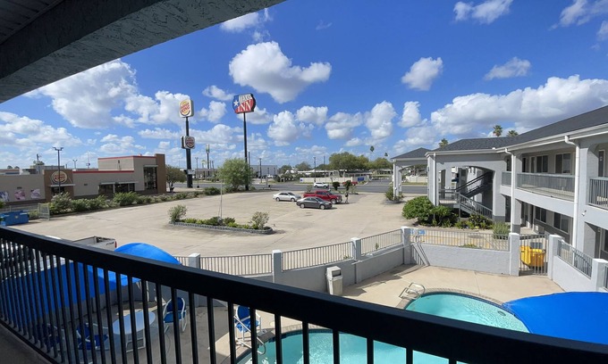 La Feria Hotel | Cozy Texas Inn La Feria with Pool and Breakfast Included