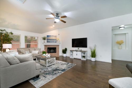 Wetmore House | Discover Texas Home: Enjoy a Poolside Family Retreat